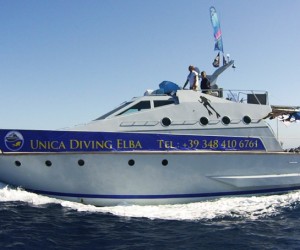 Voll ausgerüstete Tauchbasis an Bord